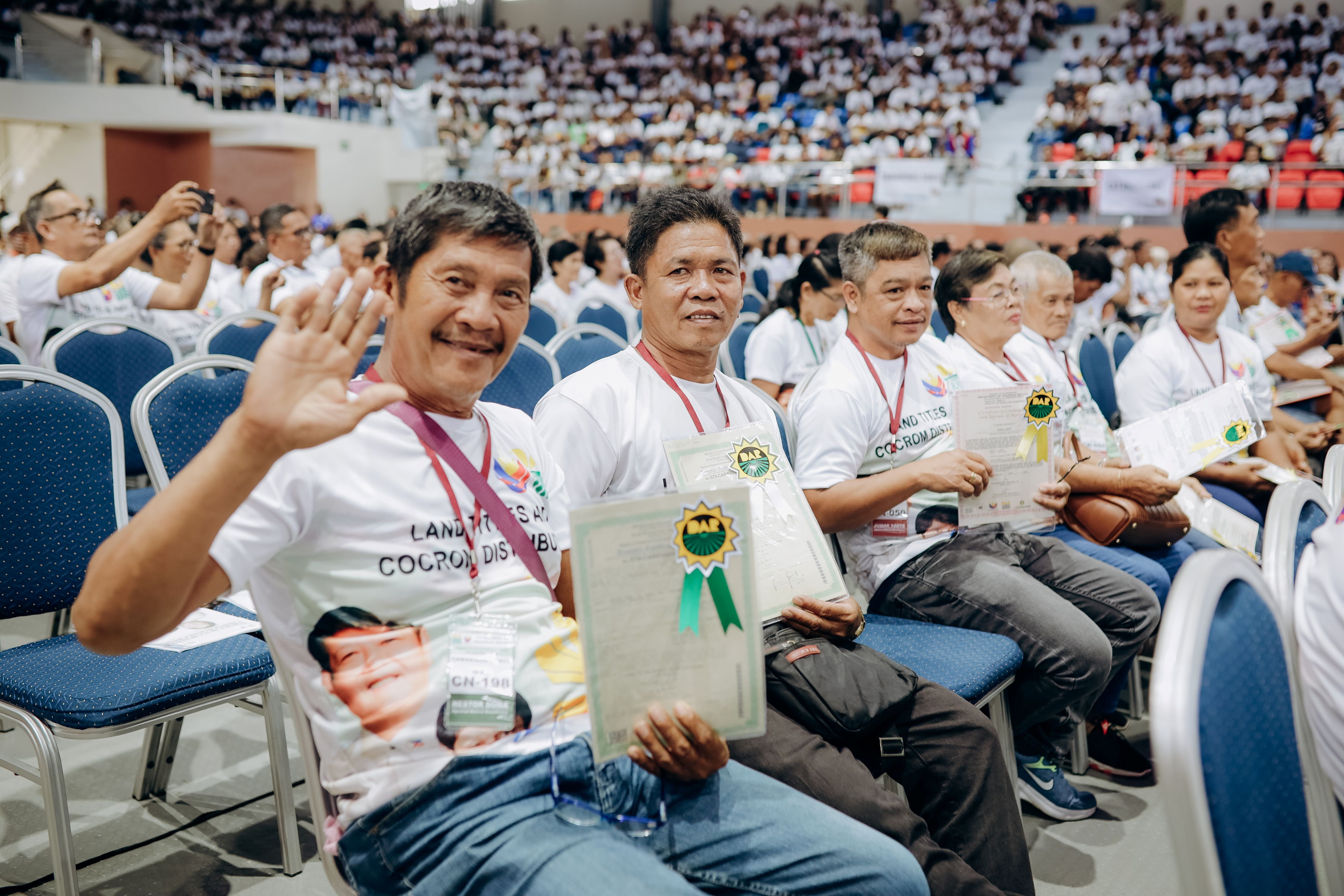 Agrarian reform beneficiaries in Bicol receive land titles, COCROMs from DAR