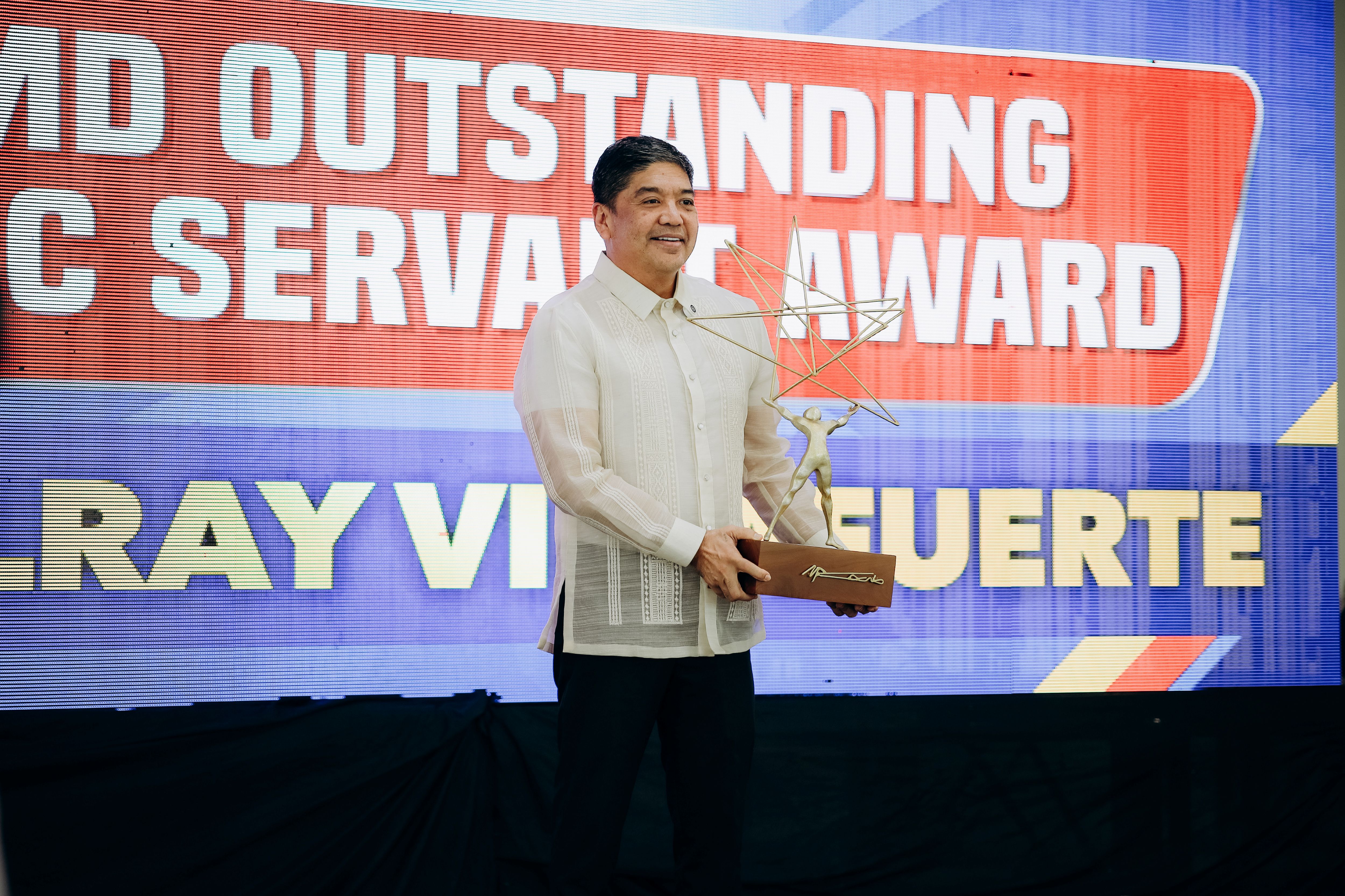 RPMD names CamSur Governor Lray Villafuerte as Outstanding Public Servant in recent survey
