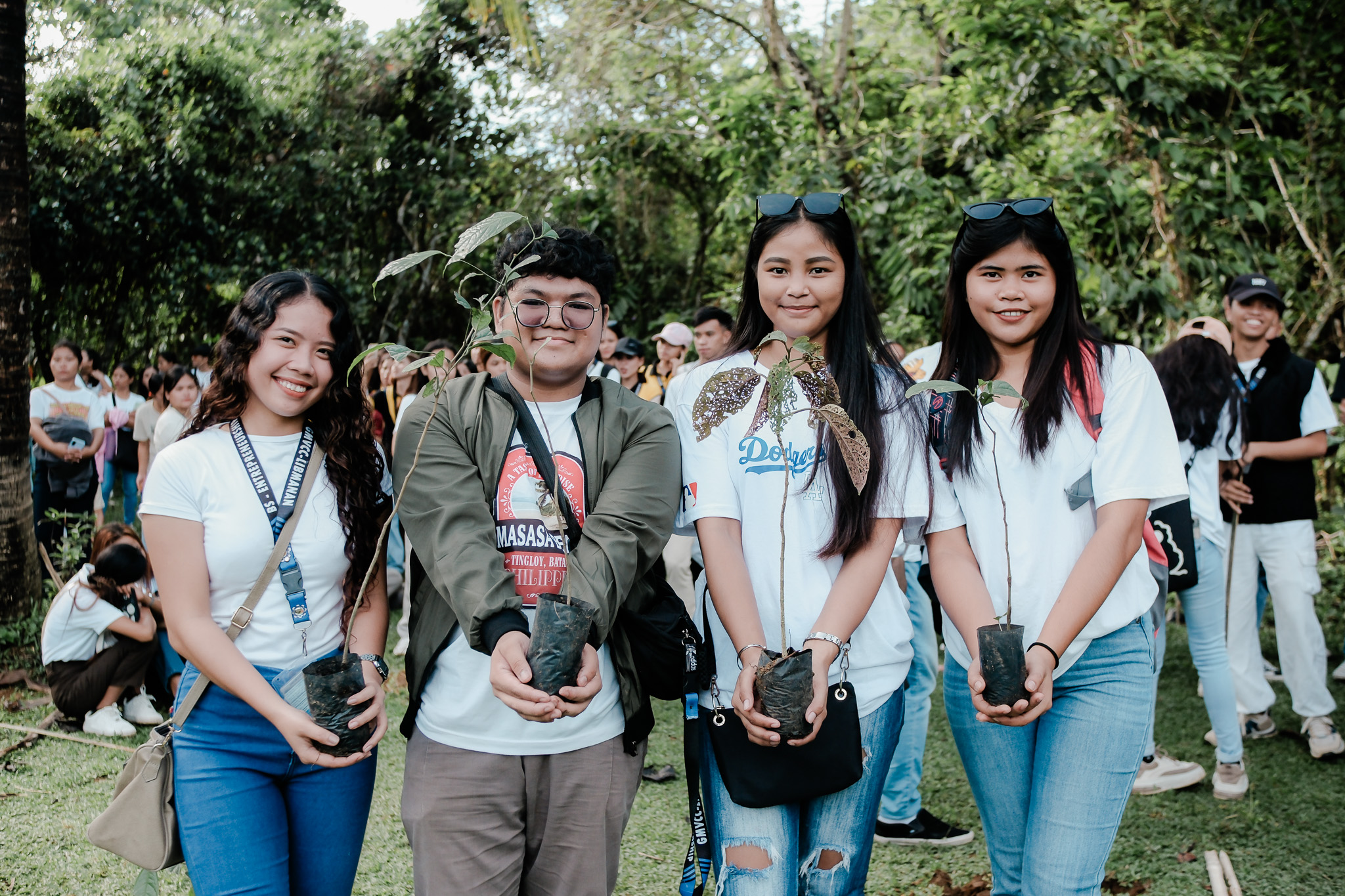 CamSur Prov&rsquo;l Gov&rsquo;t leads planting of 12,000 seedlings at Bicol Natural Park, pledges to plant more native trees to rehabilitate the area