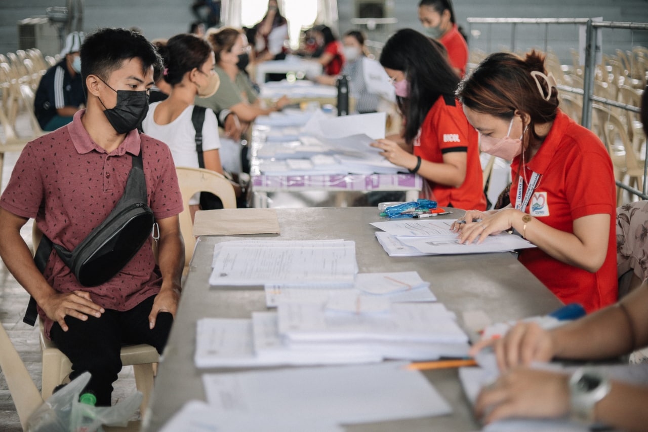 Students in CamSur receive educational assistance from DSWD